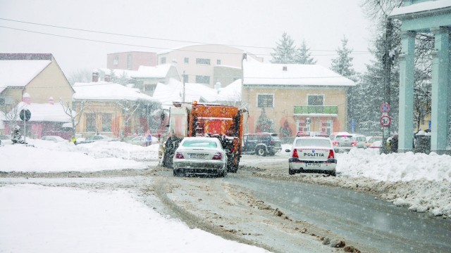 Polițiștii doljeni le recomandă șoferilor să circule cu atenție, dar și să-și echipeze mașinile pentru sezonul rece (Foto: arhiva GdS)