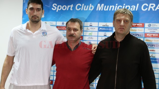 Mladen Pantic (stânga) a fost prezent la conferința de presă alături de directorul SCM Craiova, Marius Barcan (în centru), și de antrenorul Oliver Popovic (foto: Lucian Anghel)