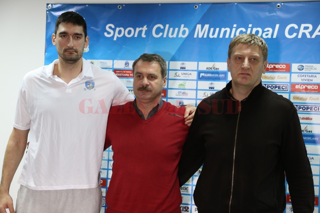 Mladen Pantic (stânga) a fost prezent la conferința de presă alături de directorul SCM Craiova, Marius Barcan (în centru), și de antrenorul Oliver Popovic (foto: Lucian Anghel)