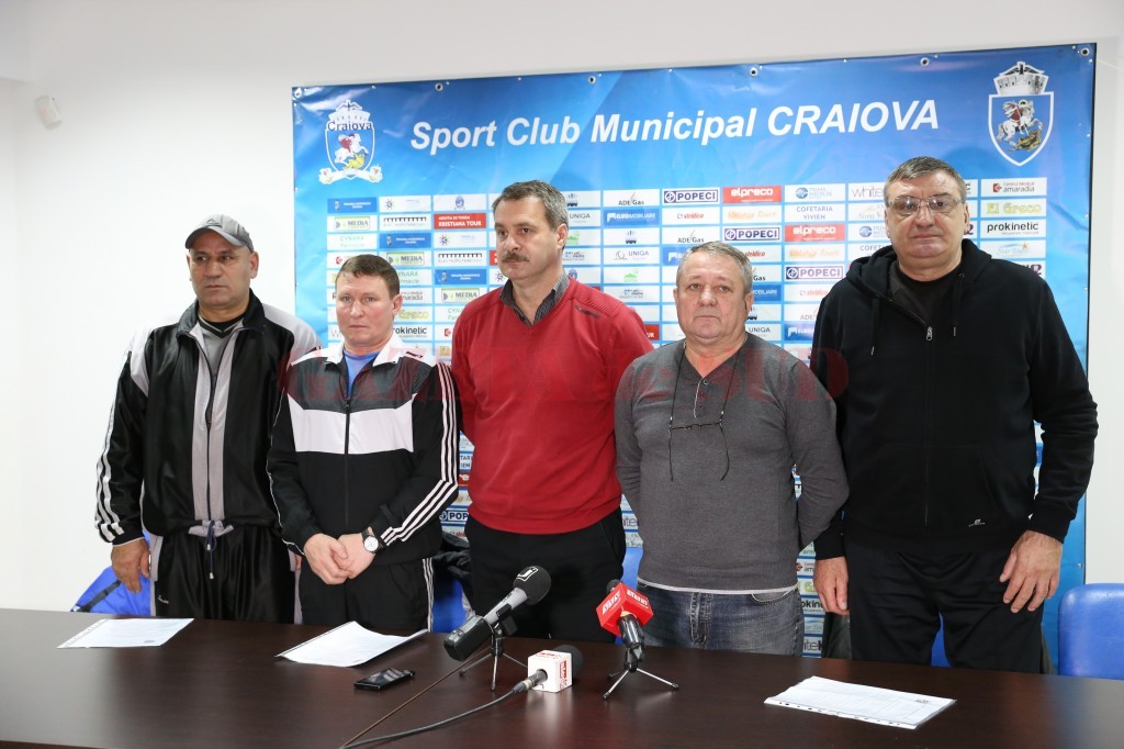 Marcel Sârba (stânga), Ion Dragomir, Marius Barcan, Traian Pană și Ion Joița au vorbit despre planurile noii secții de box de la SCM Craiova (foto: Lucian Anghel)