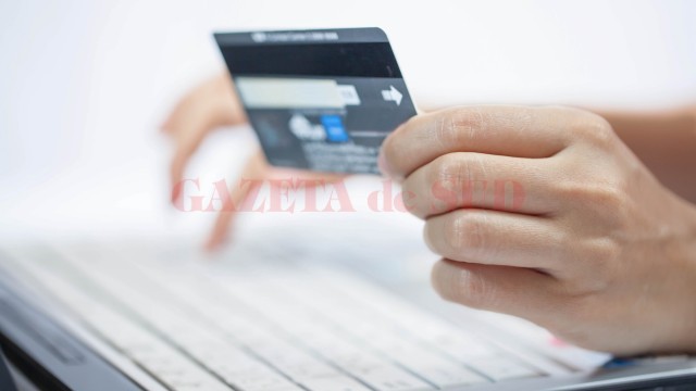 Creditele pentru cumpărături, la care sunt atașate carduri de credit, pot să genereze tot felul de costuri pentru beneficiar (FOTO: www.truemerchant.com)