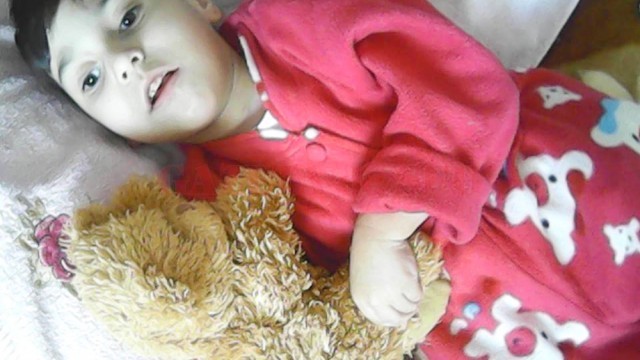 Luiza are patru ani, este imobilizată la pat şi are nevoie de sprijin (FOTO: Arhivă personală)