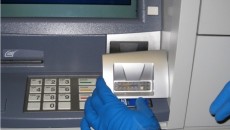 Bărbatul de 25 de ani este acuzat că a montat pe mai multe bancomate din Craiova dispozitive pentru copierea datelor și capturarea cardurilor bancare