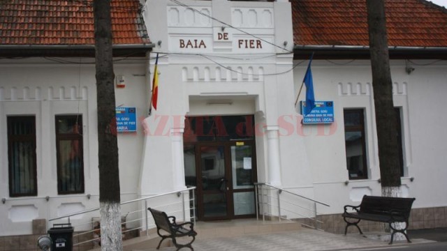 Primăria din Baia de Fier a fost amendată cu 2.000 de lei, deşi a angajat şase firme de deszăpezire