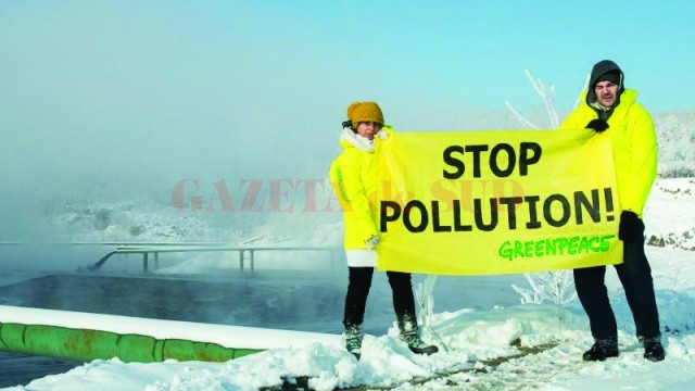 Membrii Greenpeace protestează împotriva CEO