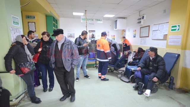 În această perioadă, Urgența Spitalului Județean Craiova este mult mai aglomerată  pentru că zilnic ajung oameni cu fracturi (Foto: Traian Mitrache)