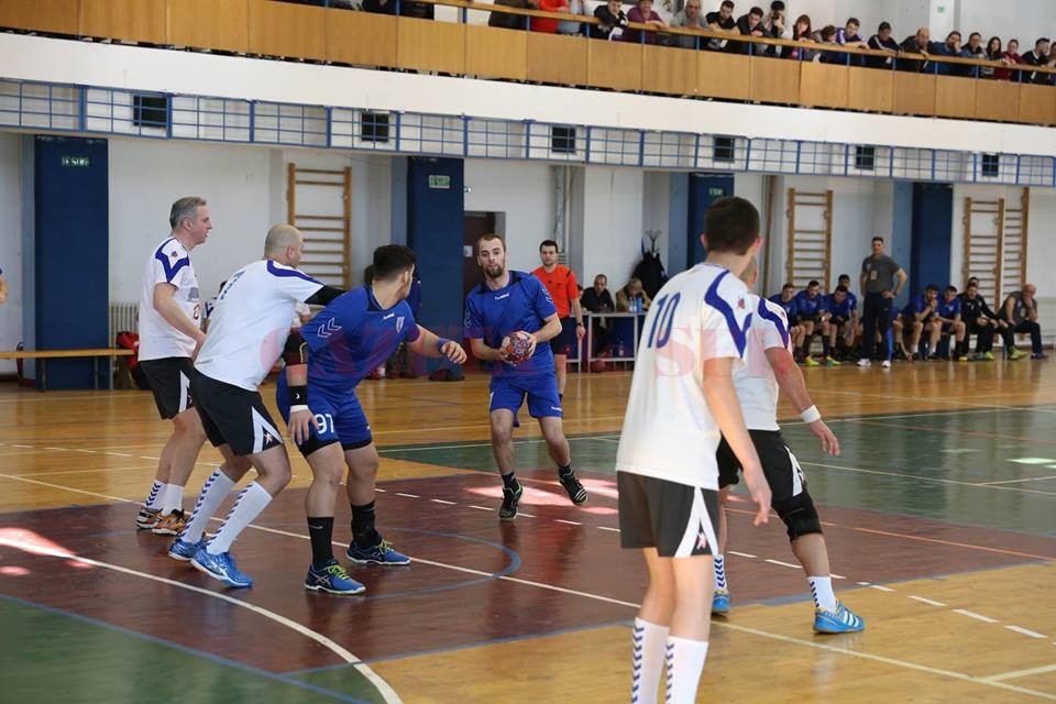 Vasile Luntraru (la minge) şi colegii săi s-au distrat cu echipa din Sebeş (foto: Claudiu Tudor)