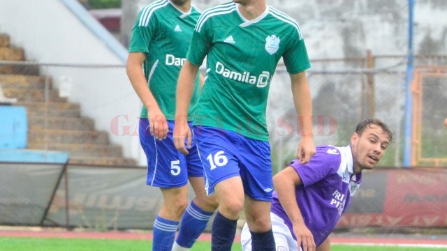 Claudiu Ștefan (nr. 16) a marcat pentru CSM Vâlcea în amicalul cu Sporting Turnu Măgurele (foto: csmrmvl.ro)