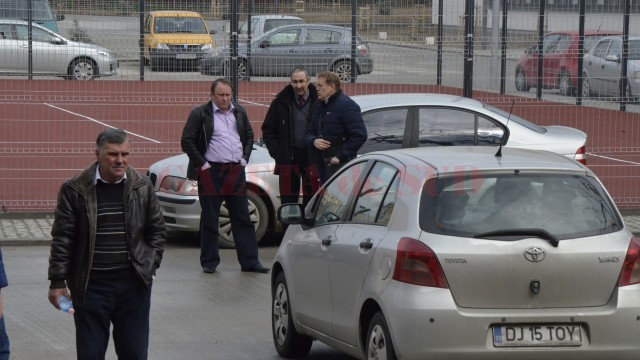 Sorin Pătrașcu și Dan Naicu au discutat în permanență cu oamenii în parcarea Facultății de Mecanică