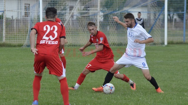 Dănuţ Stancu (la minge) şi colegii săi au înregistrat un scor "alb" în primul amical din Serbia (Foto: Alexandru Vîrtosu)
