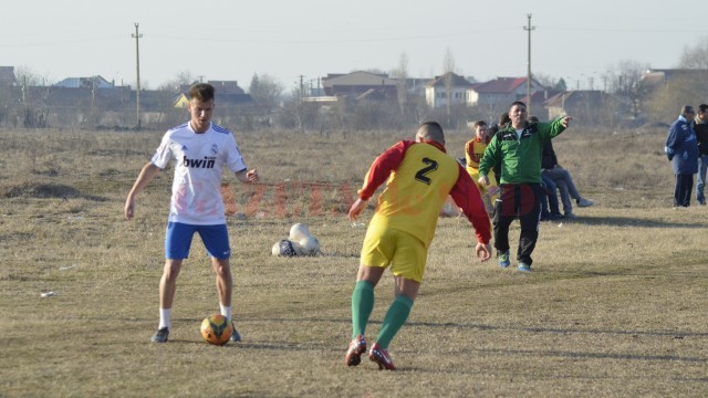 Olivian Surugiu (la minge) s-a distrat în câteva rânduri cu defensiva Ostroveniului (Foto: Alexandru Vîrtosu)