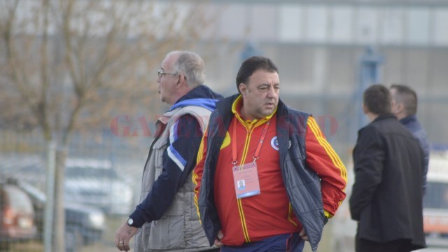 Florin Spânu (în roşu) are încredere că Ionel Luţă va pregăti echipa ca la carte în această iarnă