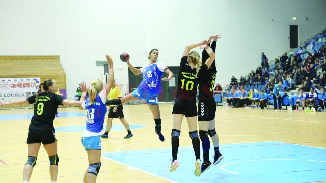 Daniela Băbeanu (la minge) este dornică să-și învingă fosta echipă, HCM Roman (Foto: arhiva GdS)