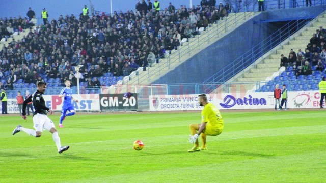 Simon Măzărache (tricou negru) a marcat primul său gol din Liga I, dar Craiova nu a câştigat (Foto: csuc.ro)
