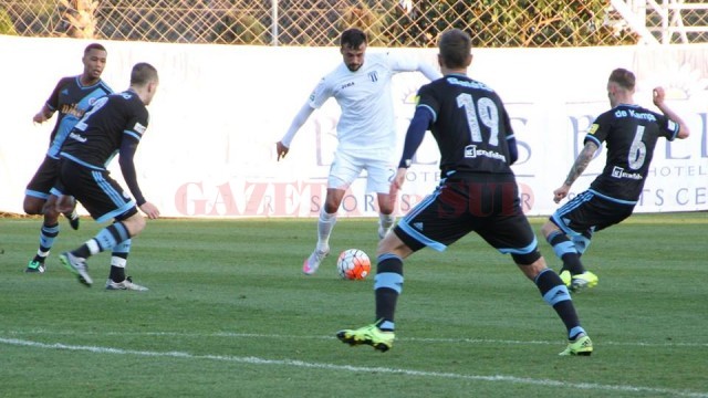 Mazarache (la minge) nu a găsit drumul spre gol cu Slovan Bratislava (foto: csuc.ro)