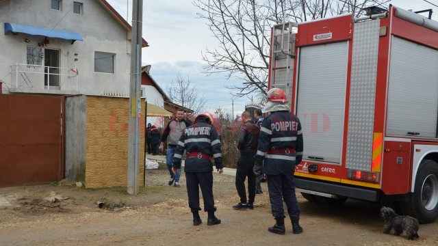 După stingerea flăcărilor, pompierii au găsit în imobil cadavrul carbonizat al unui bărbat de 54 de ani (Foto: Bogdan Grosu)