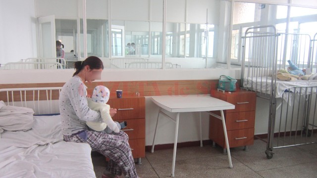 O fetiță de doar nouă luni din Craiova a ajuns ieri-dimineață la Spitalul „Marie Curie“  din București, infectată cu o bacterie periculoasă (Foto: Arhiva GdS)
