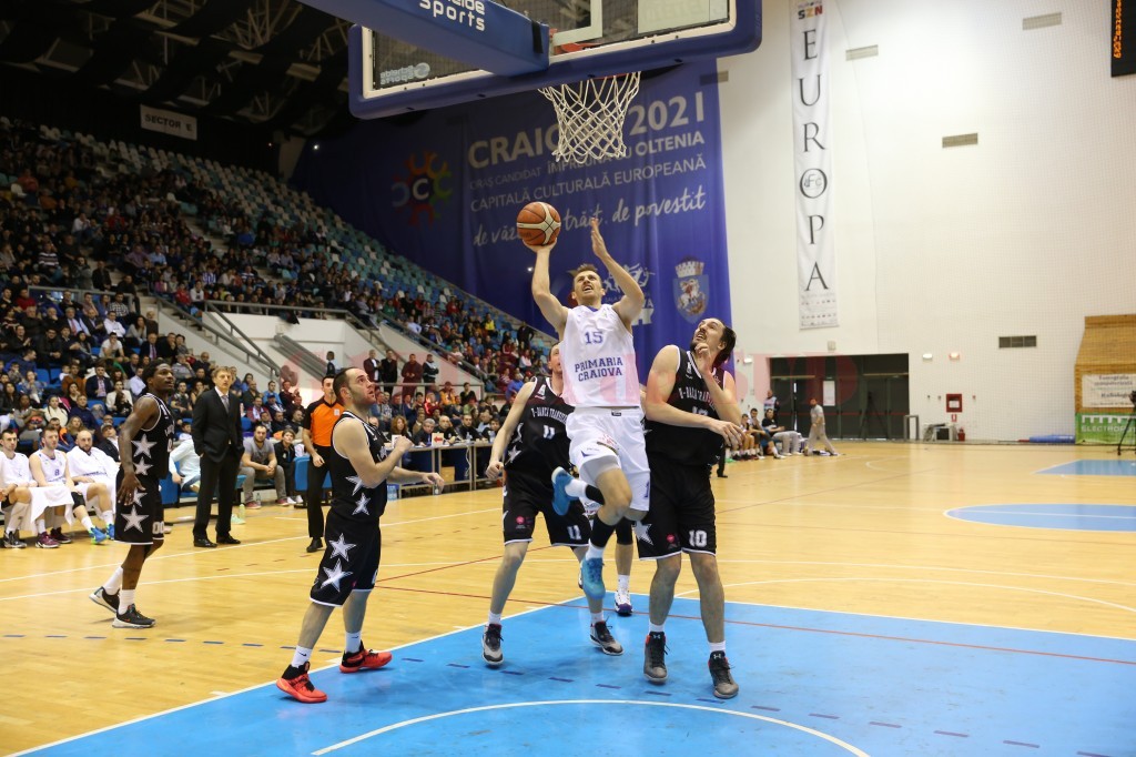 Micic (la minge) şi colegii săi au debutat cu stângul în play-off (foto: Claudiu Tudor)