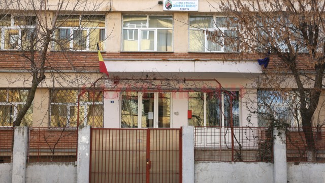 După mai multe probleme cu legea, secretara Școlii nr. 36 „Gheorghe Bibescu“  a fost arestată preventiv pentru trafic de influență și înșelăciune (Foto: GdS)