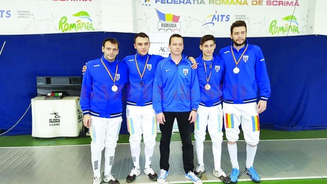 Campionii de la CS Universitatea, alături de antrenorul Radu Podeanu (în centru)