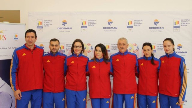Cinci scrimeri români s-au calificat la Jocurile Olimpice. Una dintre componentele lotului de spadă este craioveanca Loredana Dinu (în centrul imaginii). Antrenorul lotului este tot un craiovean, Dan Podeanu (al treilea din dreapta).