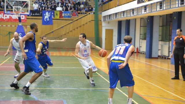 Pantic (la minge) și colegii săi și-au revenit în sfertul al patrulea și au câștigat meciul cu Sibiul (foto: Claudiu Tudor)
