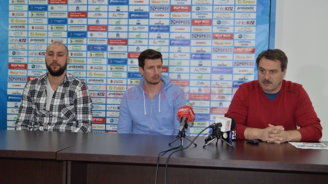 La conferința de presă au participat Cătălin Burlacu, Vladimir Vuksanovic și directorul clubului, Marius Barcan (foto: Claudiu Tudor)