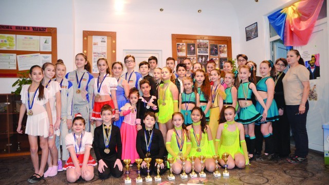 Componenţii trupei Dance Show 39 din Craiova au revenit încărcaţi cu medalii şi trofee de la Viena (Foto: Bogdan Grosu)