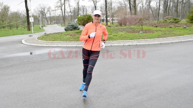 Indiferent de condițiile meteo, Claudia Ștef nu-și permite să rateze nici un antrenament. Ieri, deși afară ploua și era frig, mărșăluitoarea se antrena în Parcul Tineretului (Foto: Claudiu Tudor)
