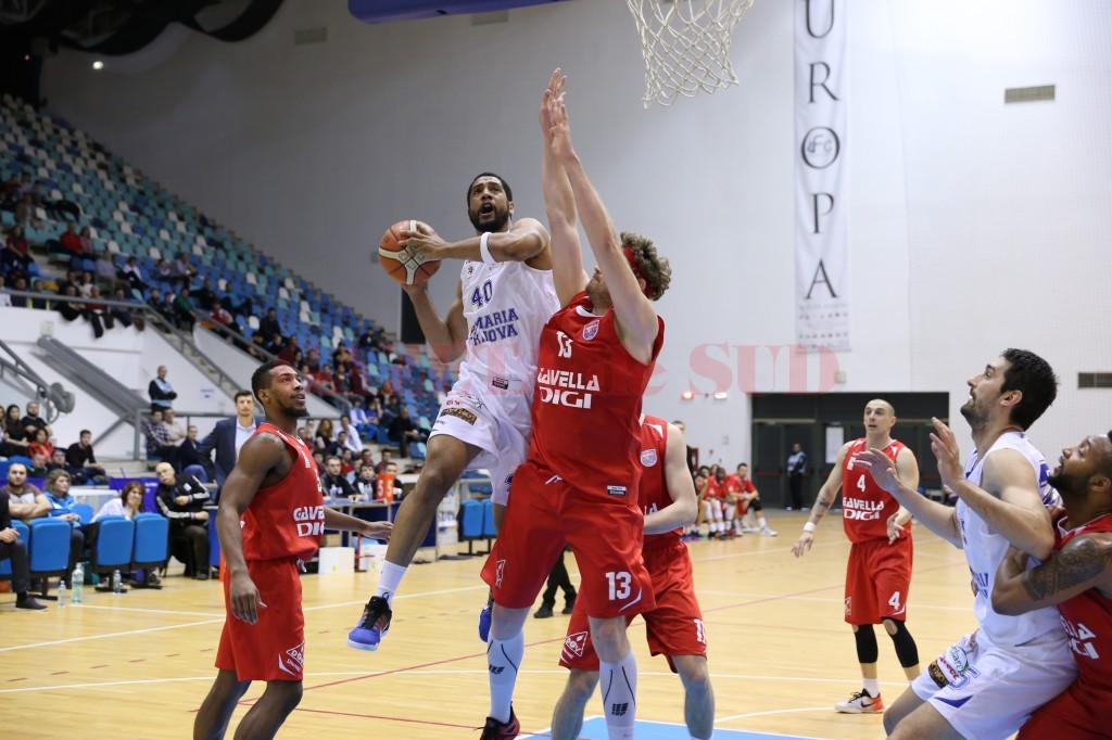 Darius Hargrove (la minge) a fost principalul marcator al oltenilor în meciul cu Oradea, cu 20 de puncte reuşite (foto: Lucian Anghel)