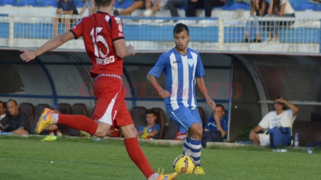 Manea (la minge) este om de bază la naționala Under 19 a României (foto: Alexandru Vîrtosu)