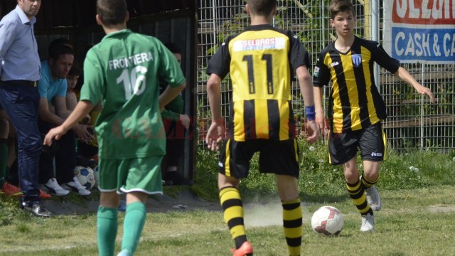 Ștefan Pacionel (la minge) și colegii săi continuă să fie lideri în Liga Elitelor Under 17 (foto: Alexandru Vîrtosu)