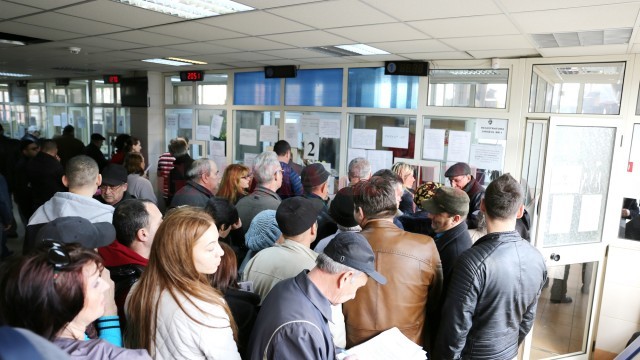 În timp ce craiovenii se înghesuie să își plătească impozitele și taxele, primăria le calculează eronat impozitul  în favoarea municipalității (Foto: Bogdan Grosu)
