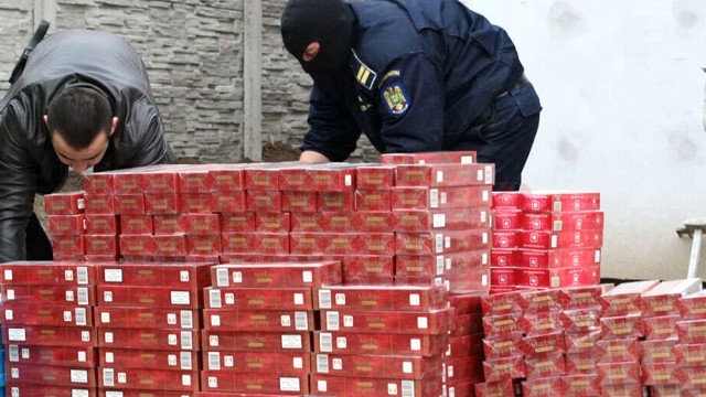 Polițiștii mehedințeni au descoperit joi aproape 3.500  de pachete de țigări de contrabandă (Foto: Arhiva GdS)