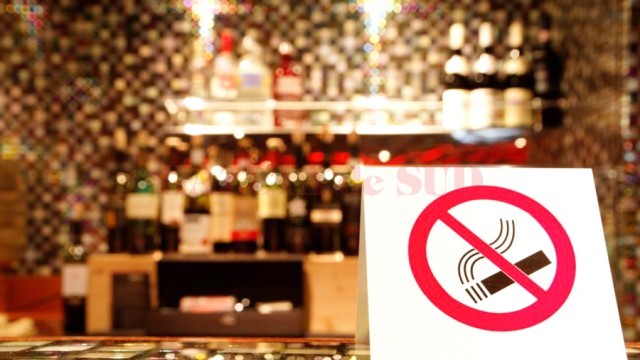 De pe 16 martie, fumatul este interzis și în baruri, și în cafenele
