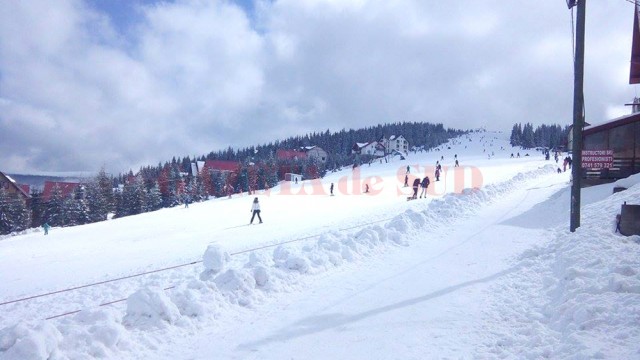 Ninsoarea din ultimele zile a dus la prelungirea sezonului de schi și sute de turişti  se bucură în continuare de condiţii de iarnă autentică