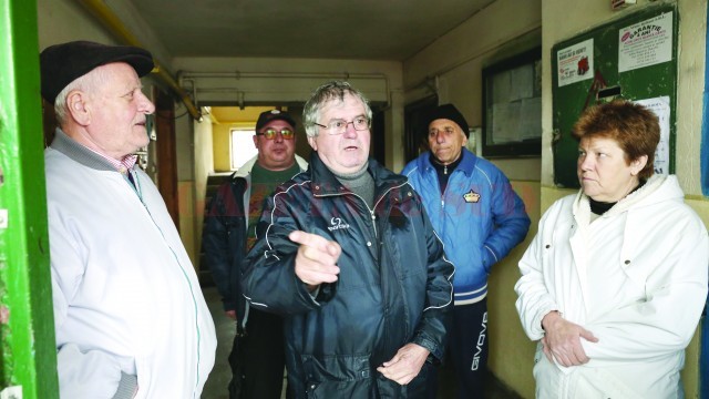 Proprietarii din Asociația nr. 9 Constantin Brâncoveanu spun că reprezentanții lor dispun, după bunul lor plac, de banii asociației (Foto: Lucian Anghel)
