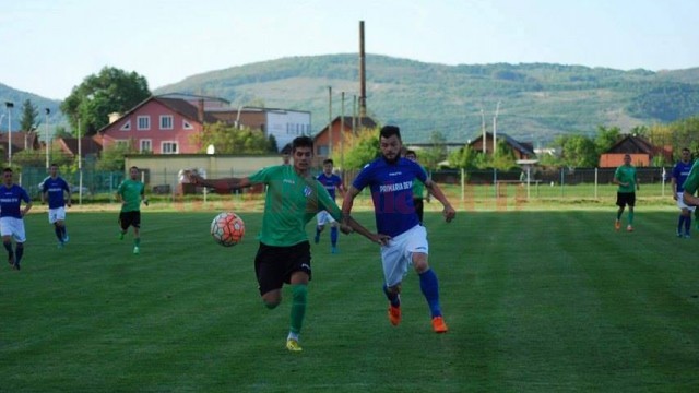 Craiovenii (în tricouri verzi) au pierdut pe final meciul de la Deva (foto: Hunedoara Sport)