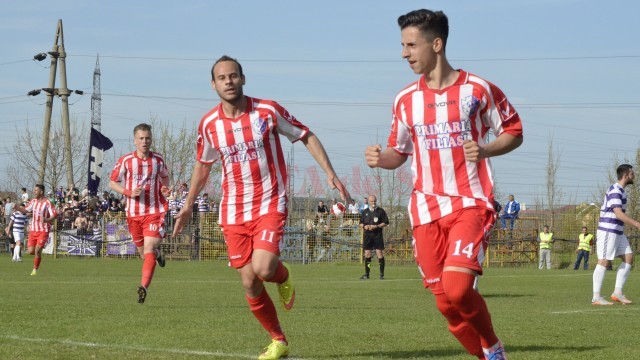 Radu Moraru (nr. 14) a reușit un gol care a readus pofta de fotbal la CSO Filiași (foto: Alexandru Vîrtosu)