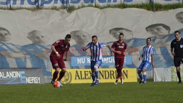 Hristo Zlatinski (în alb-albastru) a marcat şi a făcut un meci excelent, dar Craiova nu a câştigat (foto: Alexandru Vîrtosu)