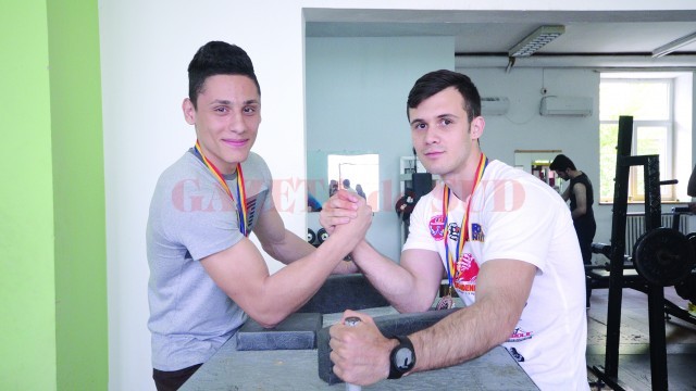 Marius Licuţ (stânga) a obţinut două medalii la campionatul naţional de skandenberg. Colegul său de antrenament,  Marin Tabacu, s-a întors acasă cu o medalie de argint. (Foto: Traian Mitrache)