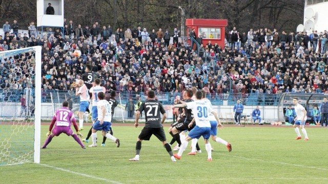 Jucătorii Craiovei (în negru) au fost periculoşi de foarte puţine ori în meciul cu CSMS Iaşi (Foto: csuc.ro)