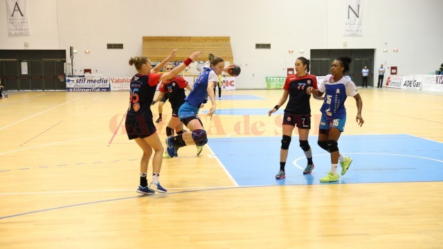 Zivkovic (la minge) şi colegele sale au învins HC Alba Sebeş (foto: Claudiu Tudor)