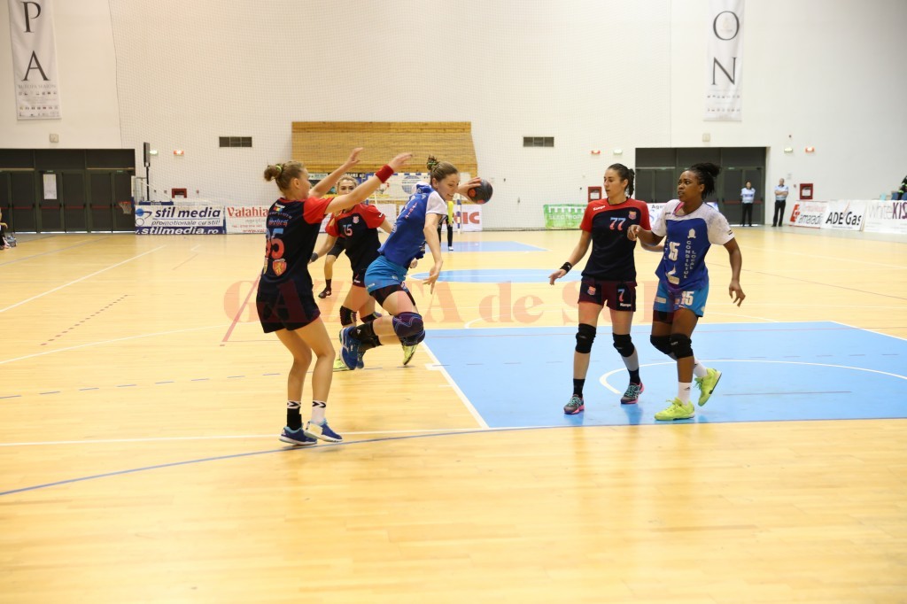 Zivkovic (la minge) şi colegele sale au învins HC Alba Sebeş (foto: Claudiu Tudor)