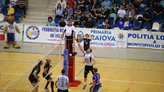 Bogdan Ene (la minge) și colegii săi au obținut prima victorie în finala cu Zalău (foto: Claudiu Tudor)
