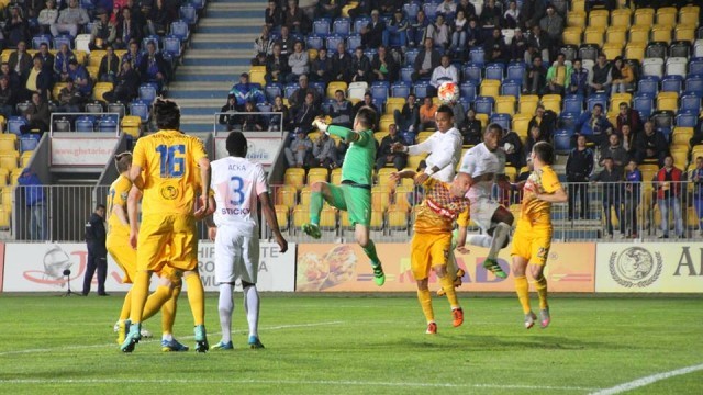 Jucătorii Craiovei (în alb) nu mai supără nici o adversară în ultimul timp (foto: csuc.ro)