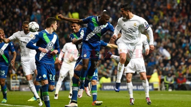 Cristiano Ronaldo (în alb, dreapta) a marcat cum a vrut cu Wolfsburg (foto: uefa.com)