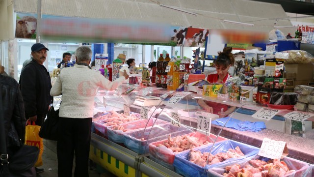 Se poate vedea în imagini cum angajata magazinului încerca să spargă blocul de carne, apoi aduna de pe jos bucățile  și le punea în galantar, la vânzare (FOTO: Lucian Anghel)
