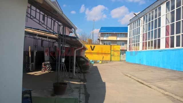 Pe terenul Primăriei Craiova din   spatele Sălii de Atletică Grea (dreapta) s-a construit un motel ilegal (Foto: Valentin Tudor)