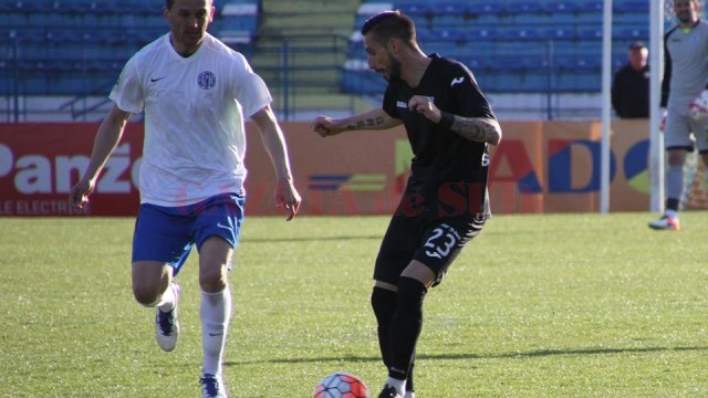 Zlatinski (la minge) s-a zbătut mult în partida de la Iași (foto: csuc.ro)